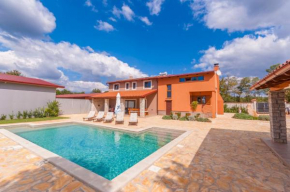 Villa Noina Arka, a charming villa with a pool surrounded by nature